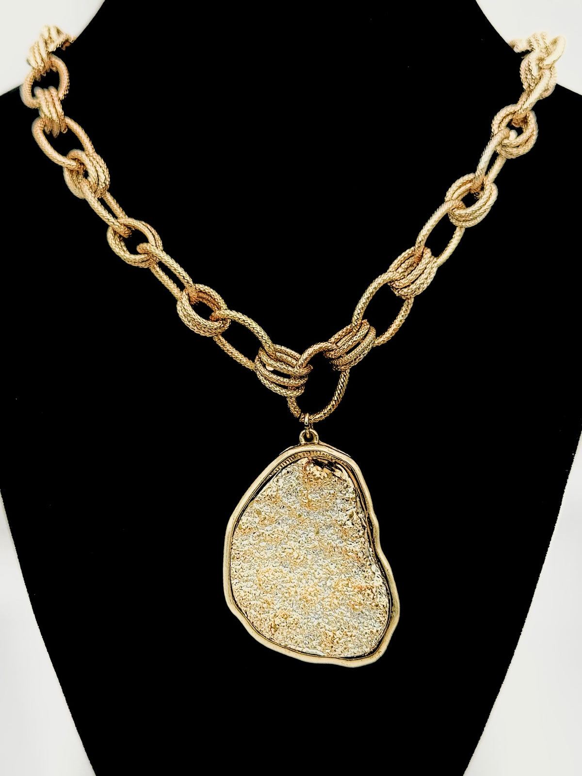 18" gold tone fashion chain with pendant
